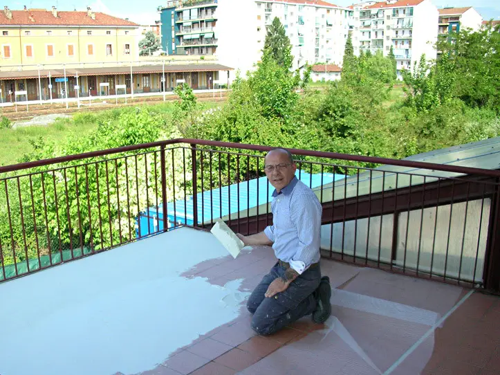 Artigiano di Stella Restauro durante la posa della resina a Torino