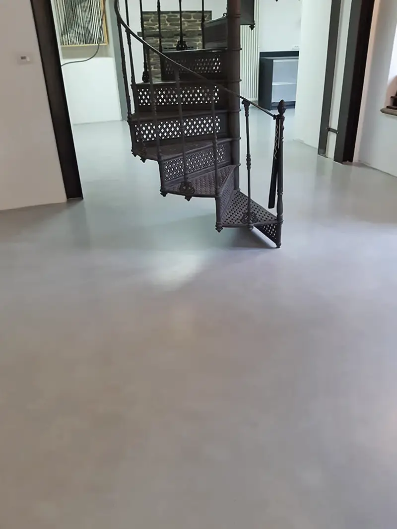 Dettaglio texture pavimento in resina spatolata per salotto