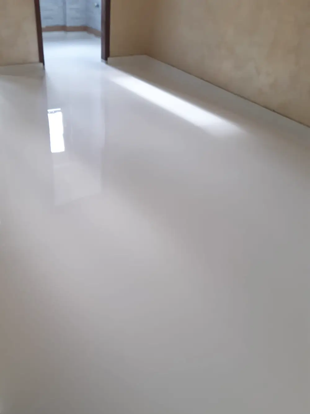 Pavimento in resina bianco lucido in un appartamento a Torino