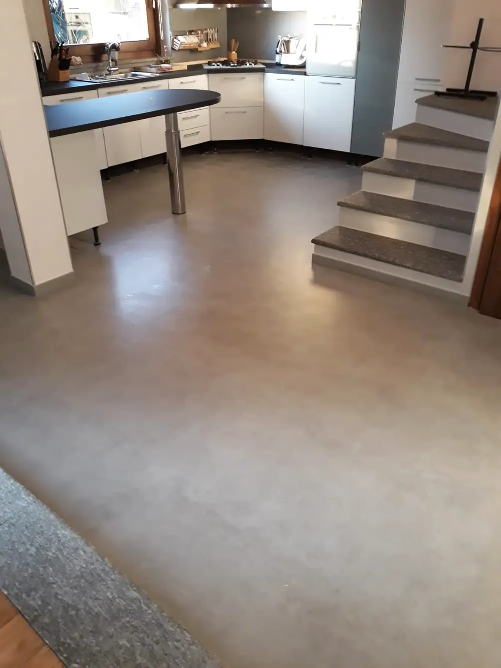 Pavimento in resina effetto pietra in un appartamento di Volpiano