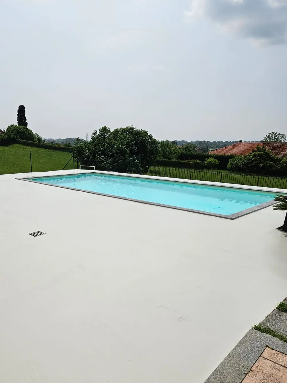 Pavimento bordo piscina effetto materico antiscivolo