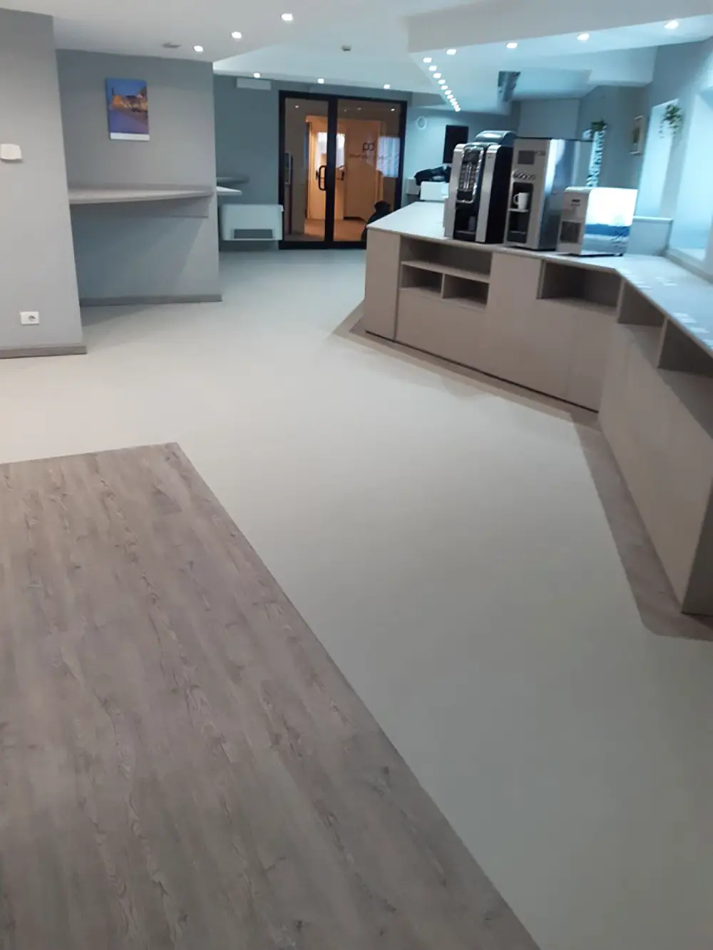 Resinatura effetto monocromatico in Hotel Torino