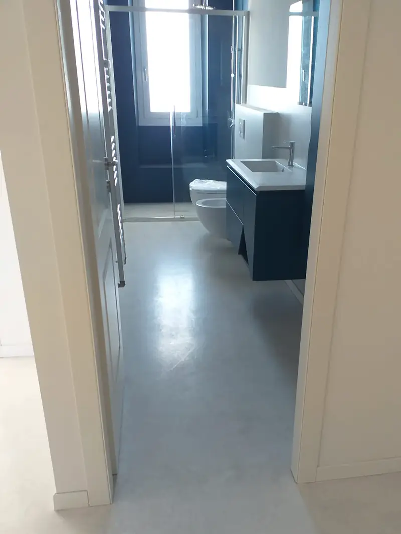 Pavimento in resina su vecchie piastrelle del bagno