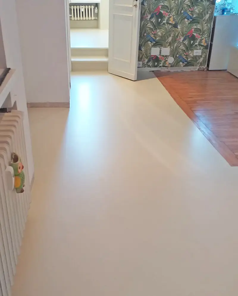 Posa di pavimento in resina su vecchie piastrelle, ristrutturazione senza demolizione