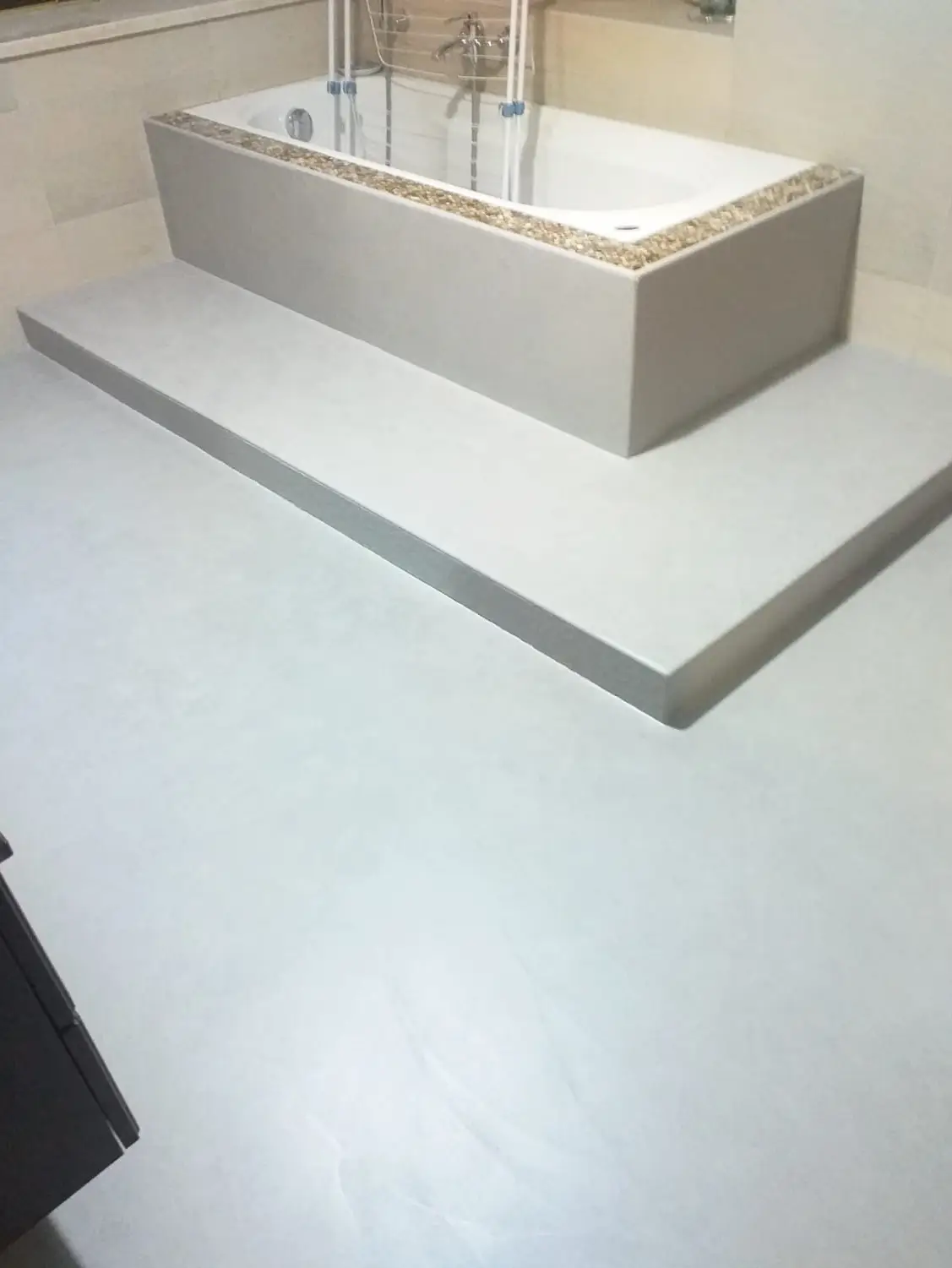 Vasca moderna impermeabilizzata con resina continua antiscivolo